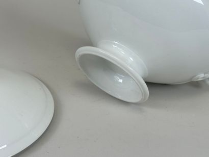Soupière en faïence émaillée à deux prises.
23...