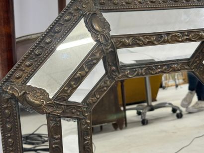 Miroir octogonal à parcloses en laiton repoussé.
64...