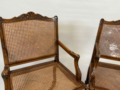 Paire de fauteuils en bois mouluré et sculpté...
