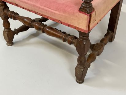 Chaise en bois tourné, le dossier plat et...