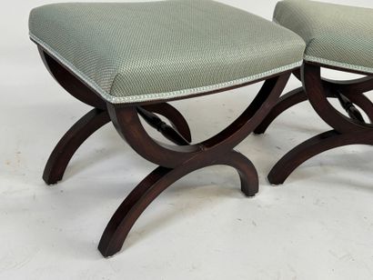 Paire de repose-pieds curule en bois teinté.
42...