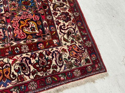 IRAN, XXe.
Important tapis en laine nouée...