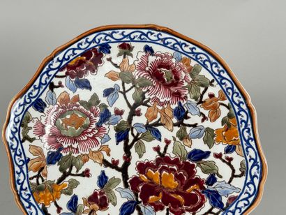 GIEN.
Polychrome earthenware scalloped dish...