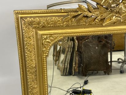 Miroir en bois et stuc redoré à décor de...