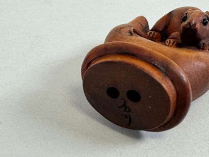 JAPON, XXe.
Netsuke en bois sculpté figurant...