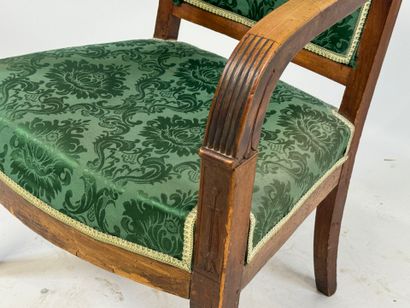 Fauteuil en acajou, la garniture en tissu...
