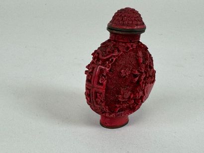 CHINE, XXe.
Tabatière en laque rouge cinabre...