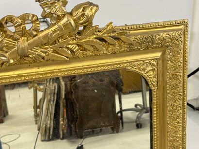 Miroir en bois et stuc redoré à décor de...