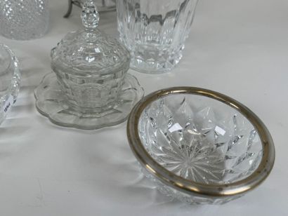 Lot en verre et cristal comprenant : 
- drageoir,...