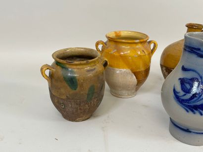 Série de cinq pots et cruches en terre cuite...