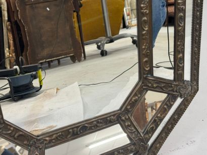 Miroir octogonal à parcloses en laiton repoussé.
64...