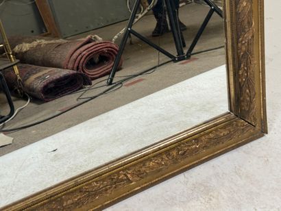 Miroir rectangulaire en bois et stuc, le...