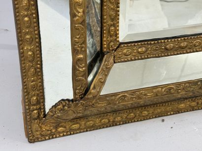 Miroir à parcloses en laiton repoussé à décor...