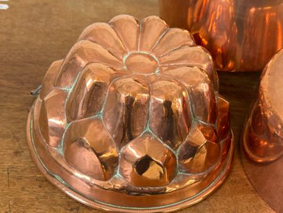 Lot de cuivres comprenant deux casseroles,...