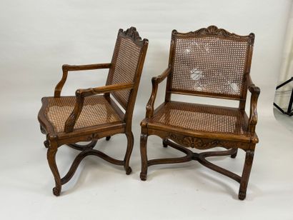 Paire de fauteuils en bois mouluré et sculpté...