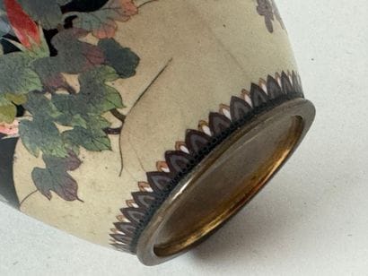 CHINA, 20th century.
Baluster vase in cloisonné...