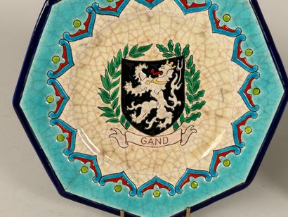Émaux de LONGWY.
Assiette en faïence polychrome...
