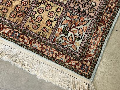 Petit tapis indien en soie à décor de jardins.
100...