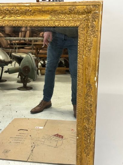 Miroir en bois et stuc doré à décor feuillagé.
97...