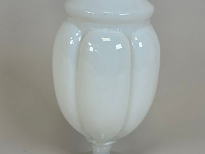 SEVRES, FRANCE.
Vase en opaline blanche godronnée.
H....