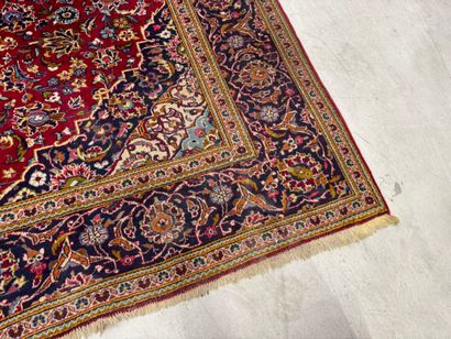 IRAN, XXe.
Important tapis en laine nouée...