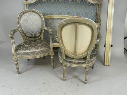 Partie de mobilier de chambre en bois mouluré...