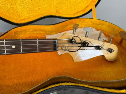 FUTURAMA.
Electric bass numbered 546021.
L....