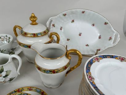 Partie de service à café en porcelaine blanche...