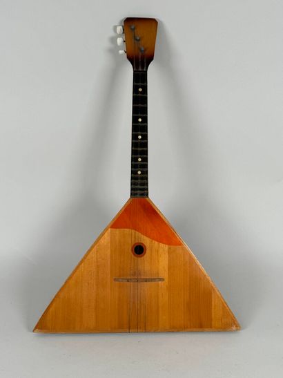 Balalaïka en bois.
L. 68 cm.