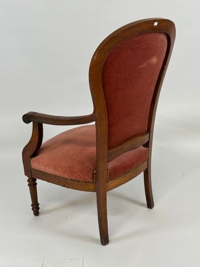 Fauteuil en bois mouluré, la garniture de...