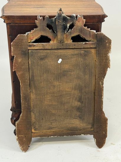 Miroir en bois peint argenté à décor de rang...