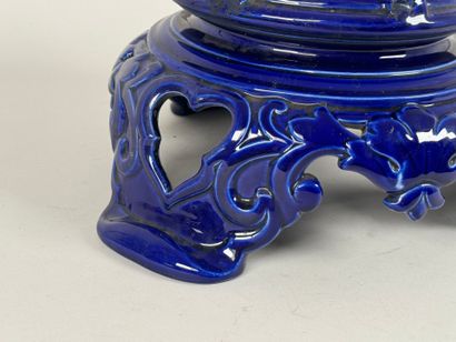 Socle en céramique bleue, le piétement tripode...
