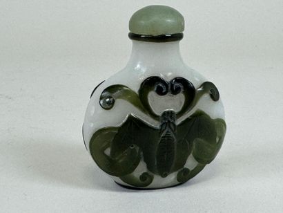 CHINE, XXe.
Tabatière en verre overlay à...