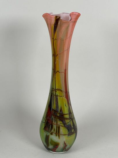 MURANO, XXe.
Vase en verre coloré à décor...