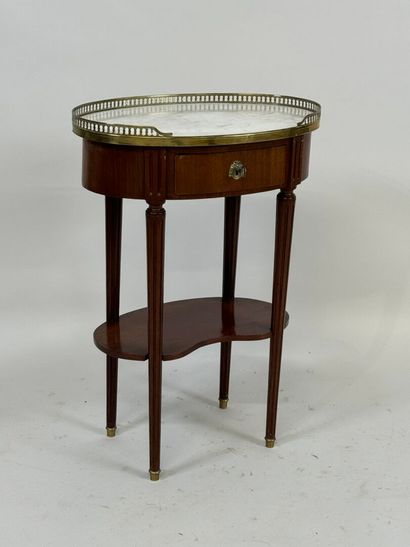 Small oval flying table in mahogany veneer,...