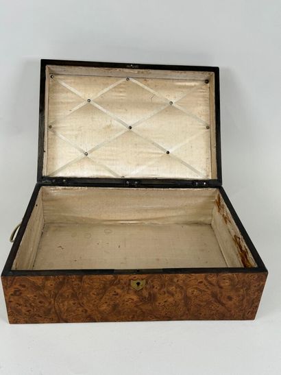 Grand coffret rectangulaire marqueté en loupe...