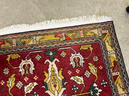 Tapis d'orient en laine nouée main à décor...