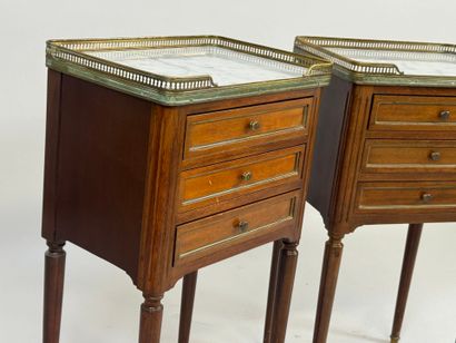 Paire de chevets en bois mouluré ouvrant...