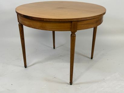 Round veneered dining table.
Louis XVI style.
H....
