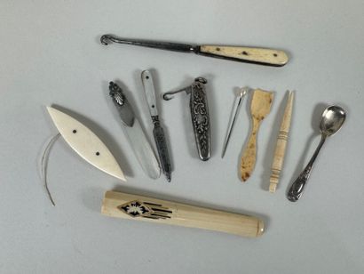 Petit lot d'objets de vitrine comprenant...