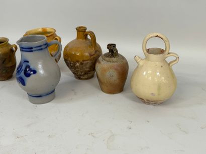 Série de cinq pots et cruches en terre cuite...
