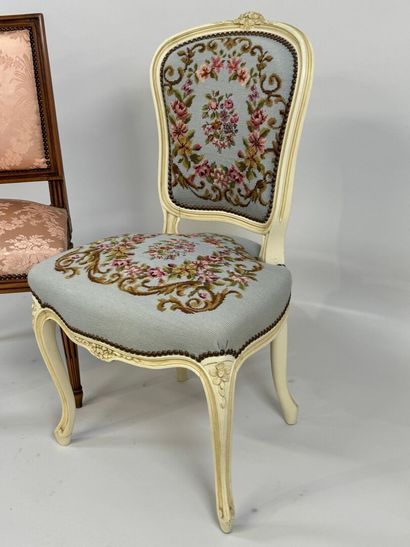 Chaise en bois mouluré, la garniture de soie...