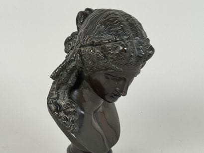 École XIXe.
Buste à l'antique.
Sujet en bronze...