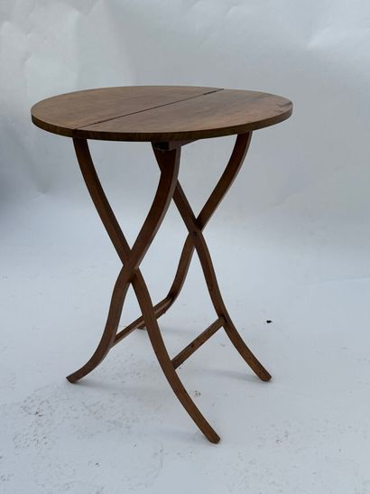 Petit guéridon circulaire pliant en bois...