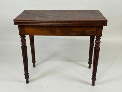 Table à jeux en placage d'acajou ouvrant...
