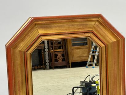 Miroir octogonal en bois doré.
54,5 x 45...