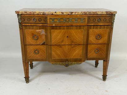 Commode en bois et placage ouvrant par trois...