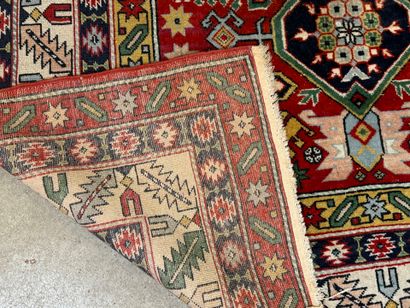 Tapis d'orient en laine nouée main à décor...