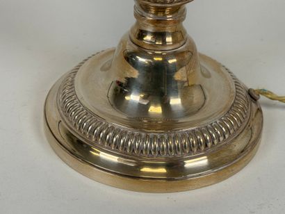 Lampe en métal argenté, la base circulaire...