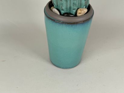 Sujet en céramique émaillée bleue figurant...
